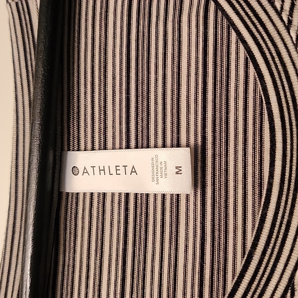 Workout top - Picture 2 of 3